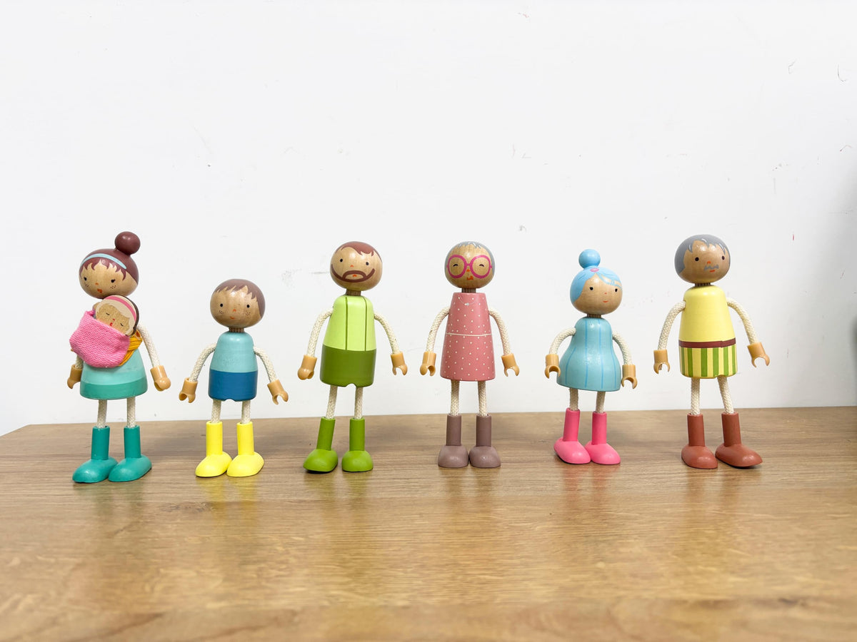 Wooden Family Dolls Set of 7 L511